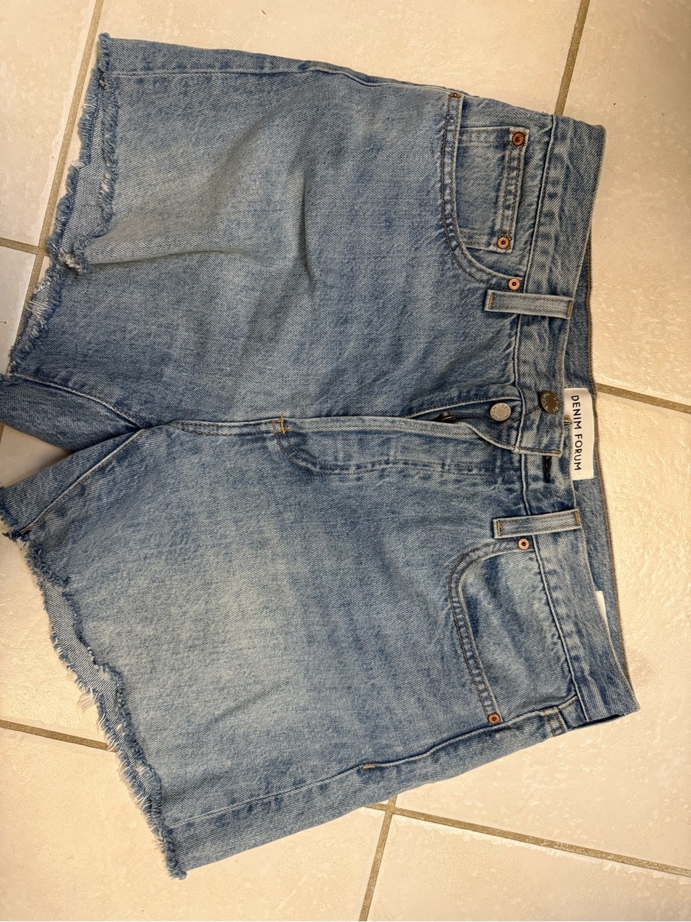 DENIM FORUM- Aritzia Light Wash Frayed Hem Denim Shorts